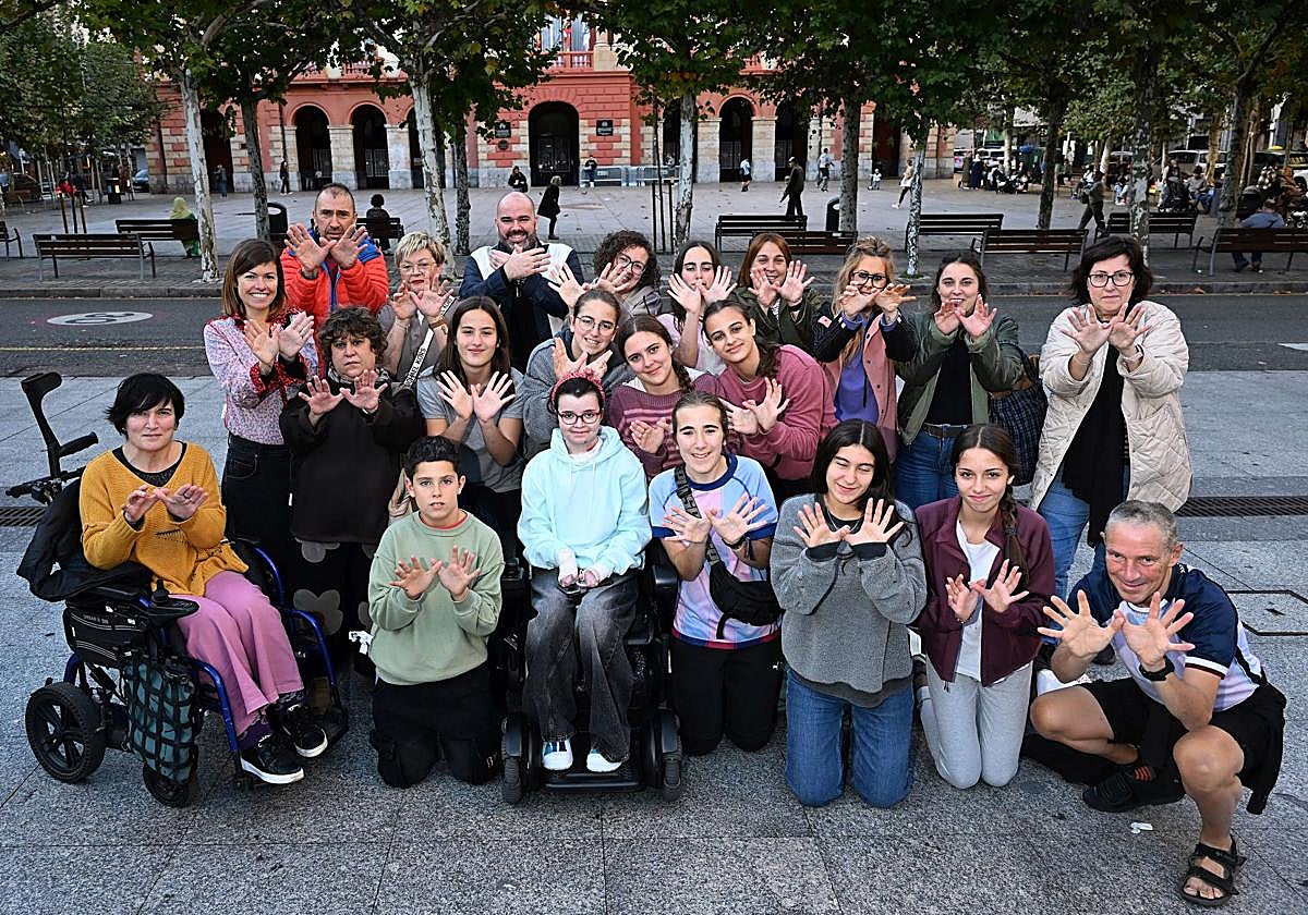 Saioa Martín, 15 años y afectada por piel de mariposa: «Las costuras me abren heridas; por eso vestimos con la ropa del revés»
