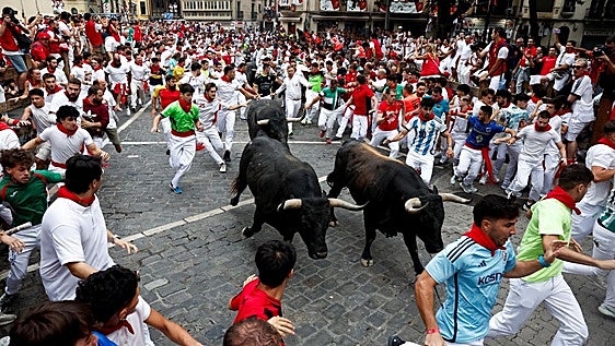 Los imponentes Miura lucen su velocidad en un peligroso séptimo encierro de San Fermín