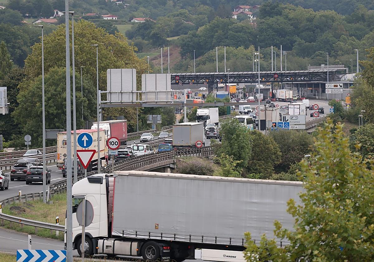 Siete kilómetros de retenciones en la AP-8 en Irun, sentido Baiona