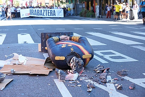 La Ertzaintza abre una investigación por la decapitación de una figura que emulaba al rey Felipe VI durante una manifestación de Ernai