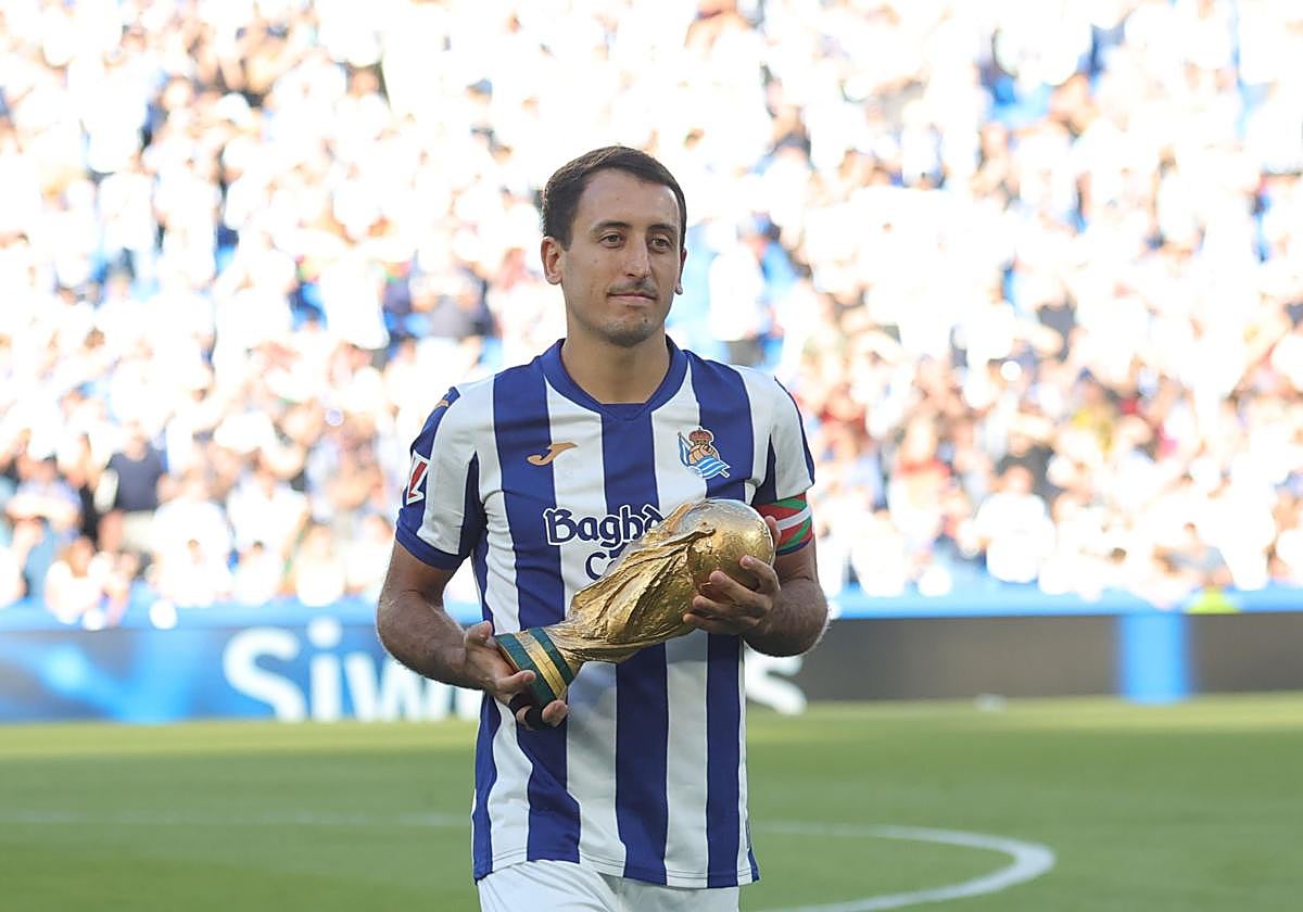 Anoeta rinde homenaje a Oyarzabal por la Copa del Mundo