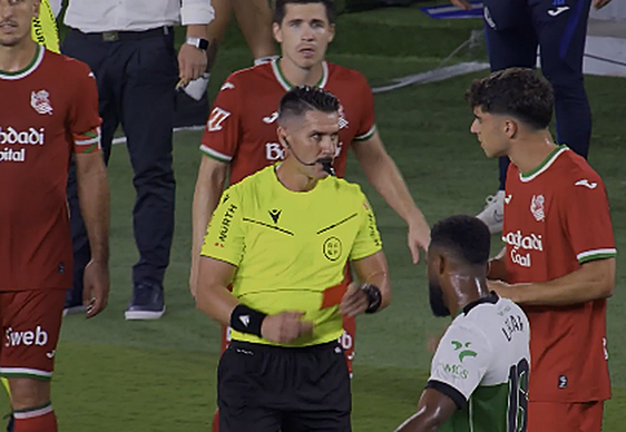 El bochornoso audio del VAR que acabó en la expulsión de Jon Martín: «Parece que el balón va a un compañero»