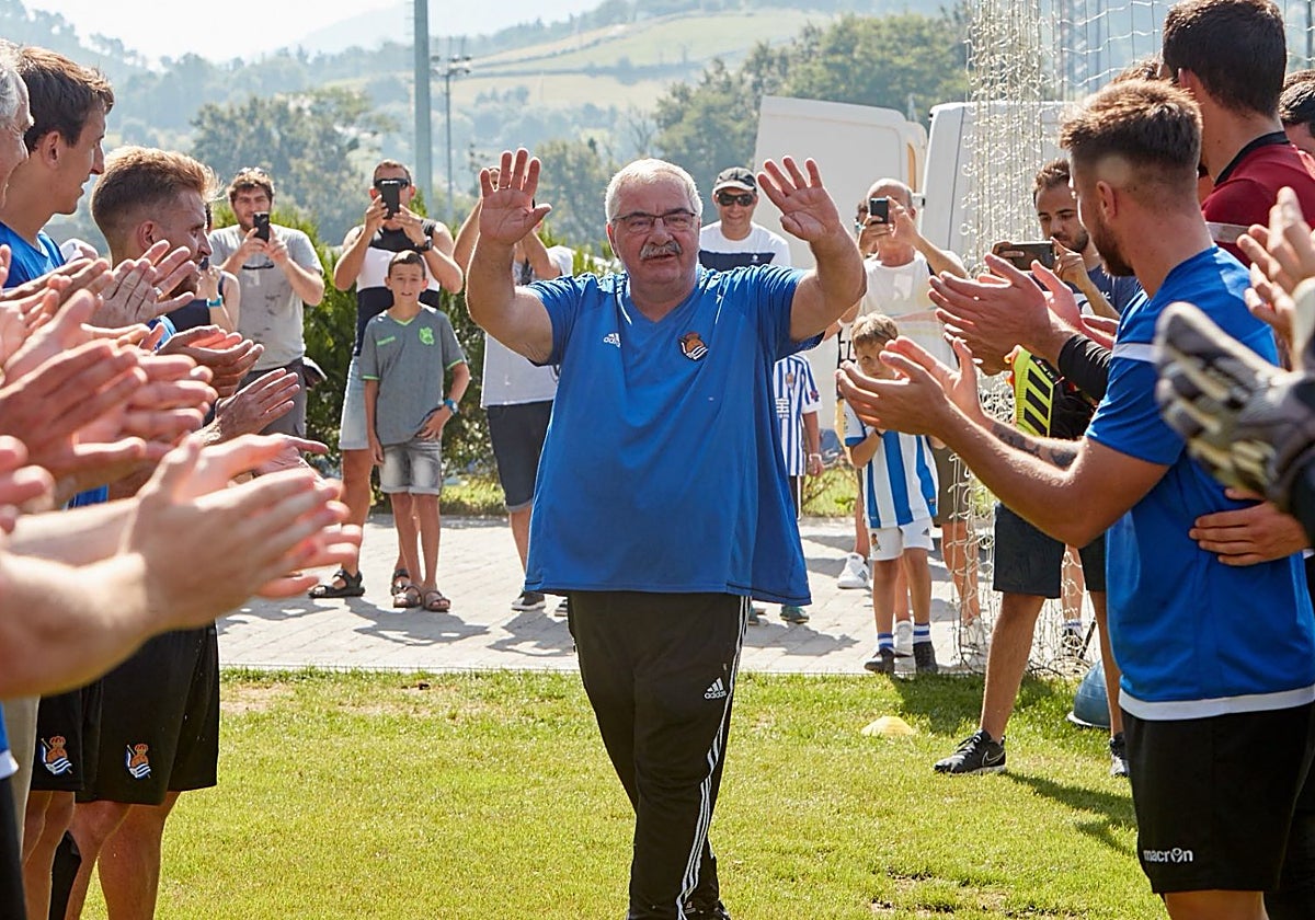 Fallece a los 70 años Mitxelo Olaizola, histórico utillero de la Real Sociedad