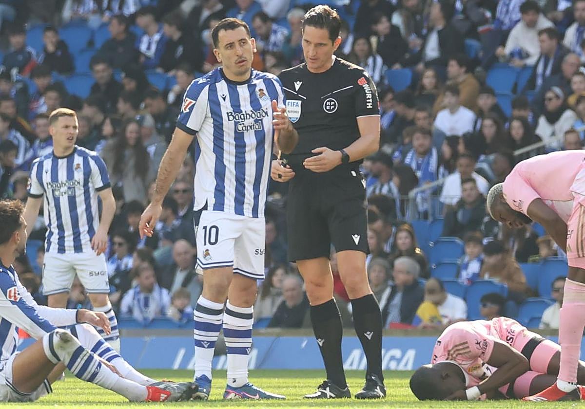 Munuera Montero pita el Real Sociedad - Valencia para echar todavía más leña al fuego