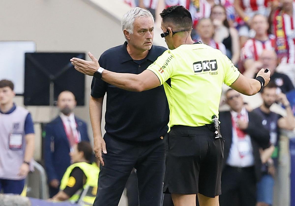 Mourinho se acuerda del penalti de Ochieng ante el Atlético en su rajada contra los árbitros: «Es para reír»