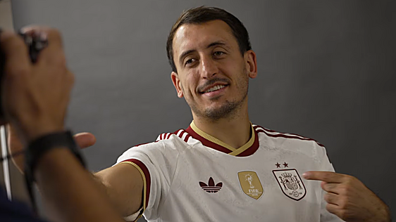 Mikel Oyarzabal estrena las dos estrellas: así luce el realista con la nueva camiseta de España