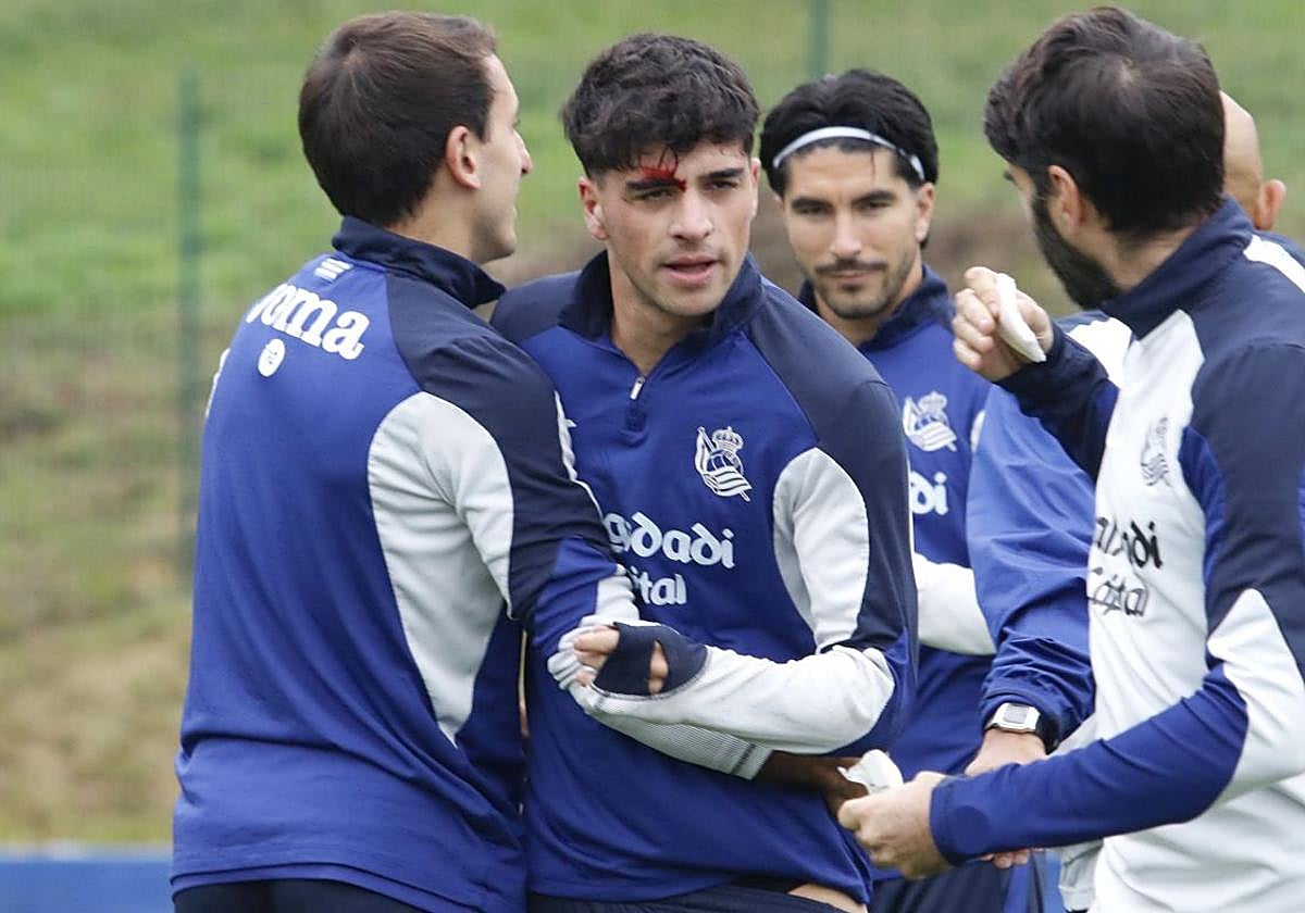 Susto en el entrenamiento de la Real Sociedad: Jon Martín, con la ceja rota tras un golpe fortuito de Mikel Oyarzabal