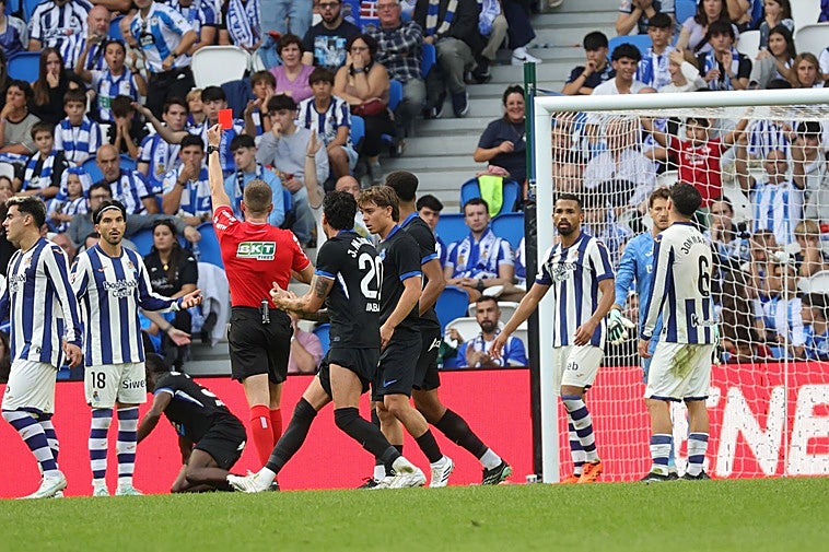 La Real gana otra vez tras quedarse con diez y con otra polémica arbitral