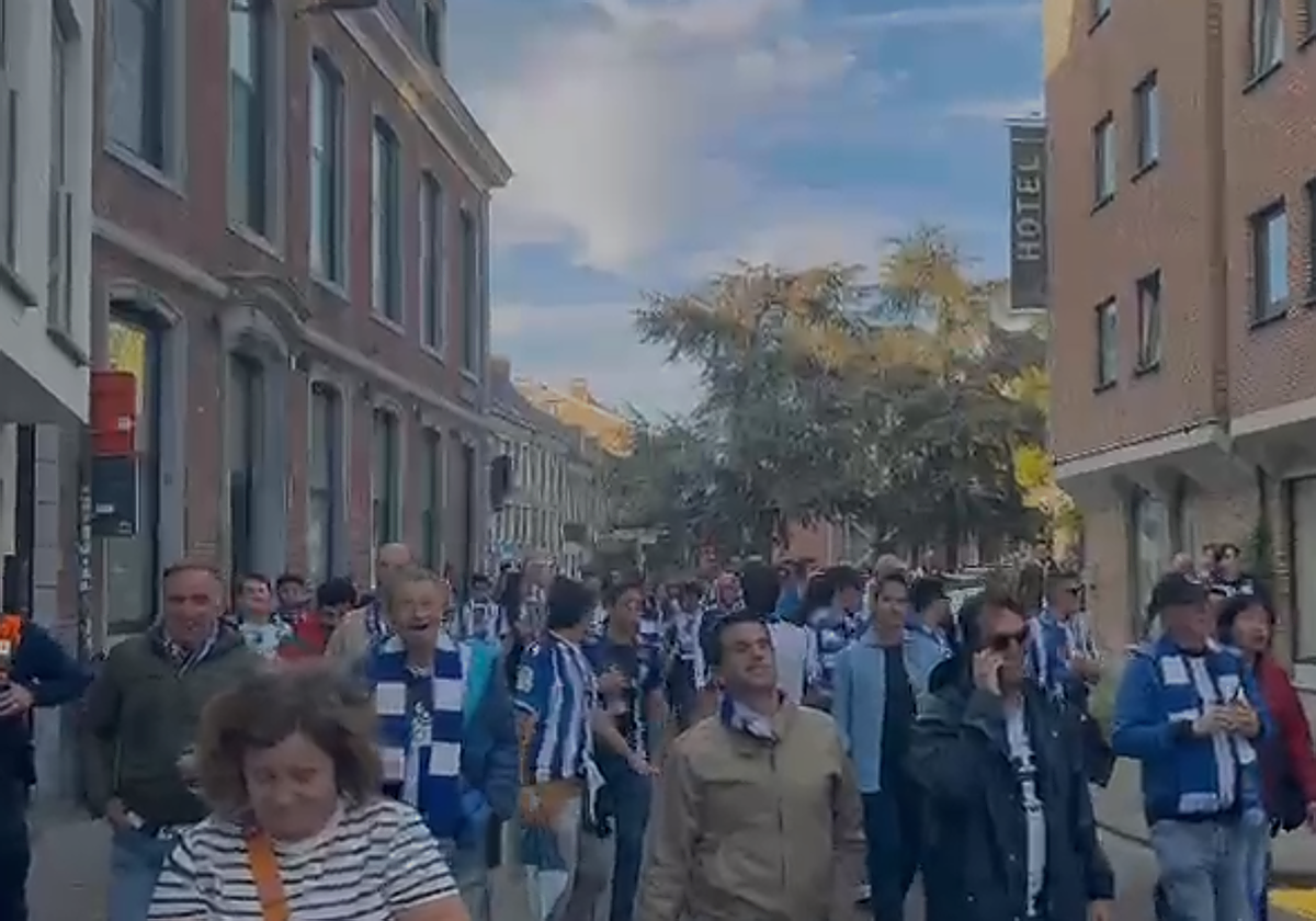 La afición de la Real toma las calles de Lovaina con una kalejira hasta el estadio