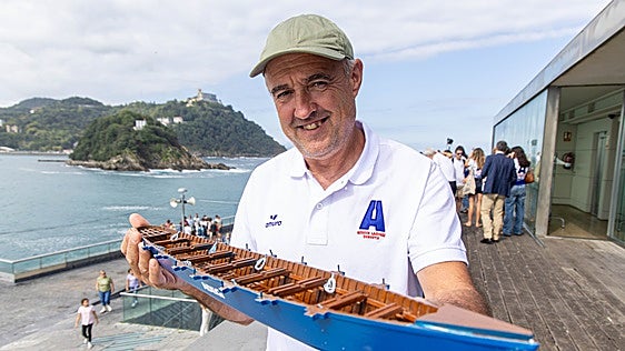 Juan Mari Etxabe posa con el premio de Adegi