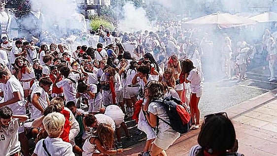 El salón de plenos de Noáin, convertido en hospital de campaña tras la explosión de varios cohetes en el chupinazo: «Ha podido ser bastante más grave»