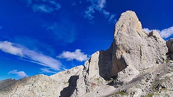 Herida grave una montañera vasca tras golpearle una roca desde una altura de 300 metros en Picos de Europa