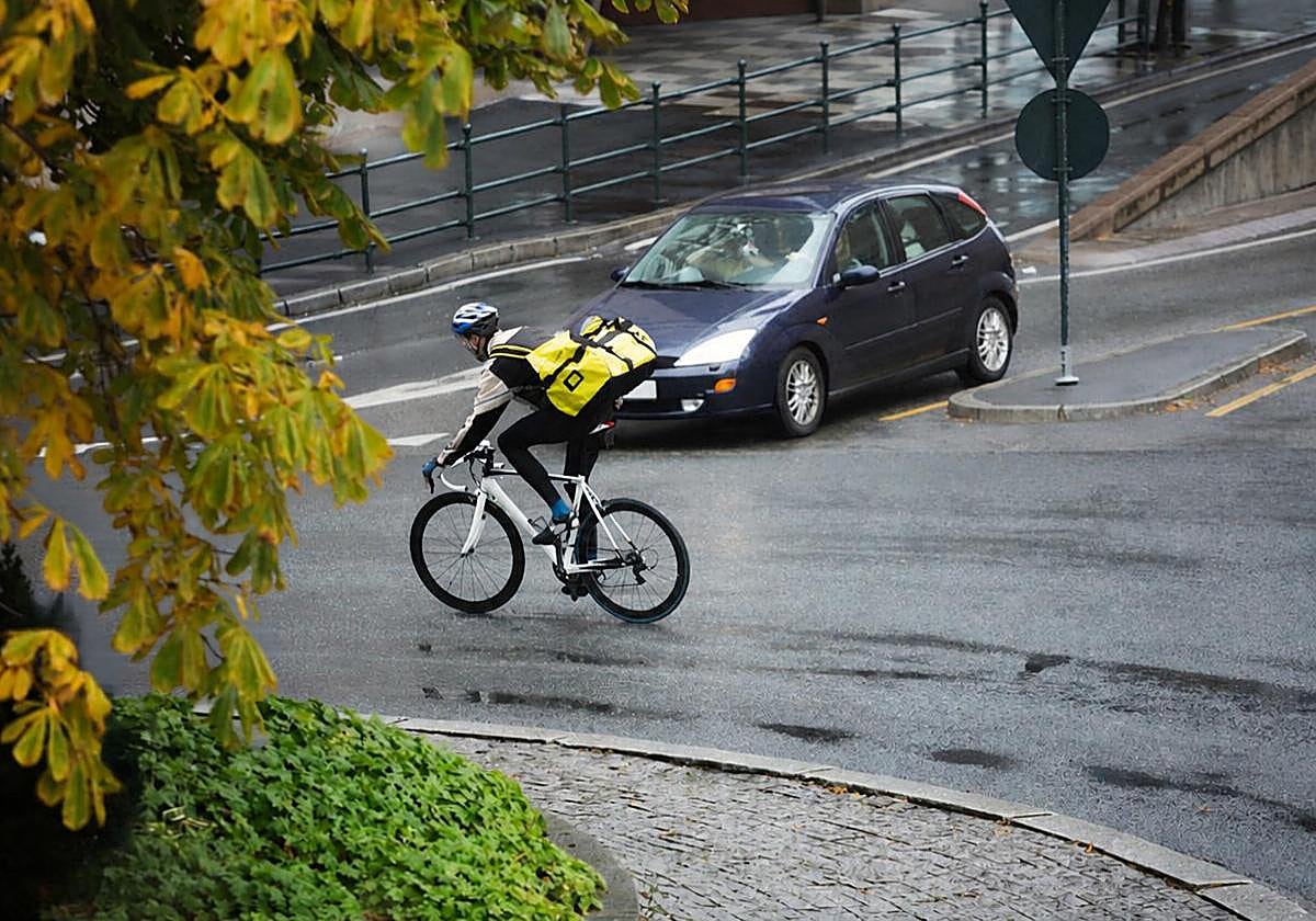 Ciclistas en carretera