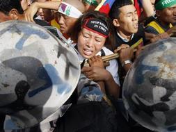 La Policía ha detenido a más de un millar de tibetanos cuando intentaban protestar frente a la embajada china en Katamndú. /AP