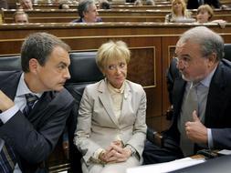 El presidente del Gobierno, José Luis Rodríguez Zapatero (i) conversa con la vicepresidenta primera y el vicepresidente segundo y ministro de Economía durante el Pleno. /Efe