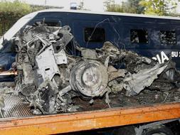 Estado en el que ha quedado el coche, un Peugeot 306, donde iba colocada la bomba. Efe