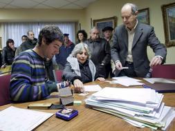 Amparo Lasheras, una de las impulsoras de Democracia 3 Millones, firma ba el 13 de enero ante un notario la solicitud para formalizar un partido político con ese nombre para poder concurrir a las elecciones vascas del 1 de marzo. /Archivo