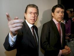 El vicepresidente y portavoz de la Comunidad de Madrid, Ignacio González (d) y el consejero madrileño de Presidencia, Justicia e Interior, Francisco Granados. / Efe