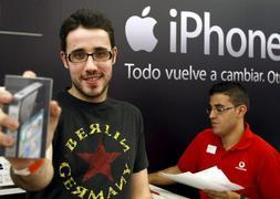 Uno de los primeros compradores del último móvil inteligente de Apple. / Foto: Efe | Vídeo: Atlas