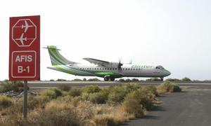 Un avión se desplaza por la pista de aterrizaje del aeropuerto de La Gomera. / Efe