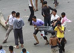 Varios hombres trasladan a un compañero, herido por la policía, en Taiz, Yemen. / Foto: Archivo | Vídeo: YouTube