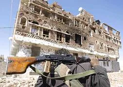 Un rebelde en Yemen, portando un arma. / Archivo