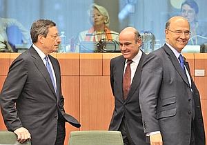 Draghi y De Guindos, en Bruselas. / Reuters