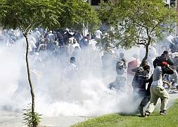 Protestas frente a la embajada americana en Túnez. / Foto: Reuters | Video: Atlas