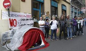 Carmen Omaña ha permanecido varios días en huelga de hambre frente a una sucursal de Bankia. / Efe