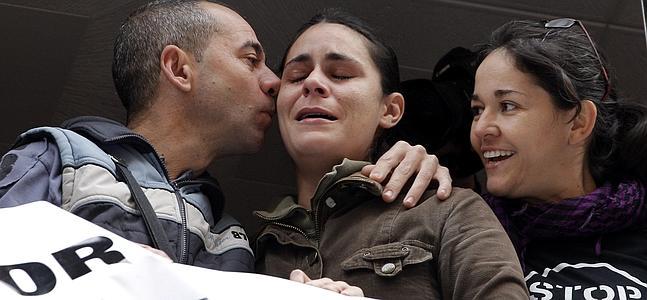 Juan y Engracia agradecen su apoyo a las personas convocadas por la plataforma de Afectados por las Hipotecas. / Efe | Atlas