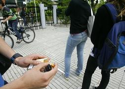 Un joven fuma cerca de un colegio en Vitoria / Archivo