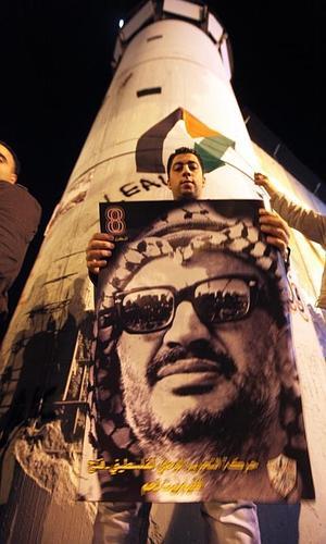 Un joven porta un retrato de Arafat en las celebraciones. / AFP