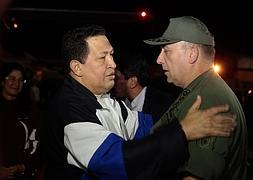 Hugo Chávez saluda al ministro de Defensa a su llegada al aeropuerto. / Efe
