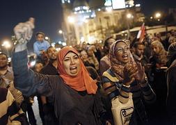 Ciudadanos egipcios corean eslóganes contra el presidente Morsi en El Cairo. / Efe