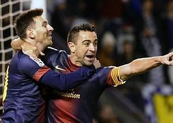 Xavi (de) celebra el primer gol del partido con Messi./Nacho Gallego (Efe)