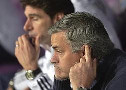 Mourinho gesticula durante un momento del partido./Pedro Armestre (AFP)