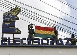 Autoridades bolivianas custodian las oficinas de la distribuidora Electropaz./ Efe | Ep