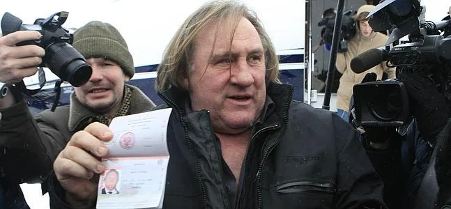 El actor Gerard Depardieu muestra su pasaporte ruso. / Reuters