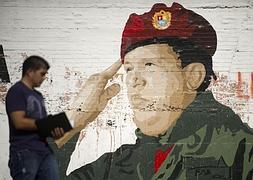 Mural con el rostro del presidente venezolano, Hugo Chávez. / Foto: Raul Arboleda (Afp) | Vídeo: Atlas