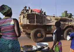 Tanques franceses en las calles de Malí. /Reuters