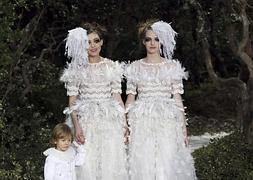 Dos novias desfilan con el ahijado de Lagerfeld, Kudson Kroegnin. / Afp