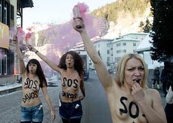 Activistas de Femen protestan en 'topless' en Davos. / Foto: Johannes Eisele (Afp) | Vídeo: Atlas