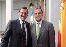Rajoy ha posado con el padre de una asesora de Piñera, el 'Rajoy de Chile'. / A. Montilla