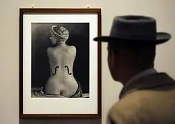 Un hombre observa la fotografía 'Le Violon d'Ingres' en la exposición 'Los retratos de Man Ray'. / Facundo Arrizabalaga (Efe)