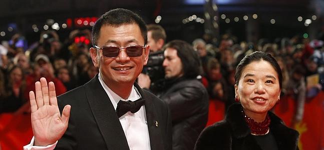 Wong Kar Wai desfila por la alfombra roja junto a su esposa. / Fabrizio Bensch (Reuters)