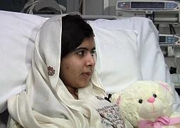 La paquistaní Malala, durante su ingreso en el hospital de Birmingham. / Ap