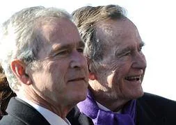 George W. Bush y su padre, George H. W. Bush. / Tim sloan (Afp)