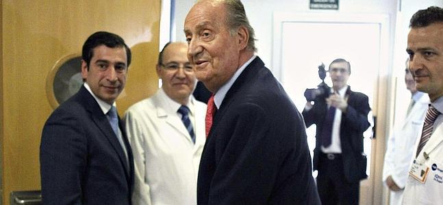 Don Juan Carlos abandona el hospital tras la intervención por la fractura que sufrió en Botsuana. / Archivo