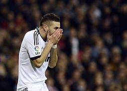 Benzema se lamenta durante un partido de Copa del Rey./Javier Soriano (AFP)