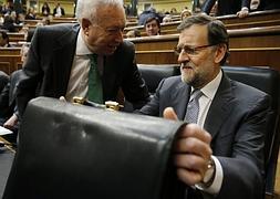 Rajoy, junto a García Margallo. / Reuters